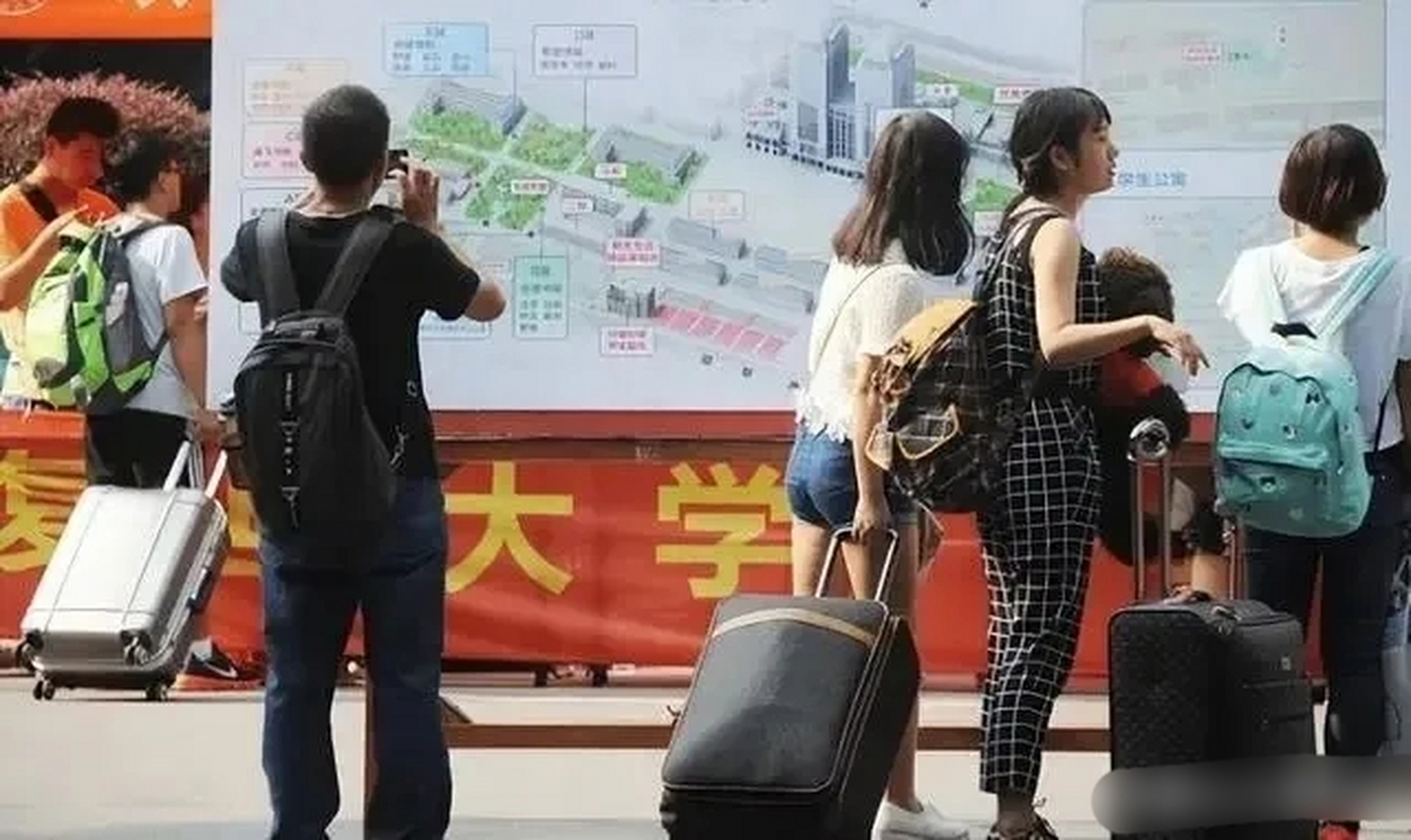 "广西一位妈妈吐槽,自己辛辛苦苦卖鸡送孩子上大学,只希望他将来能找