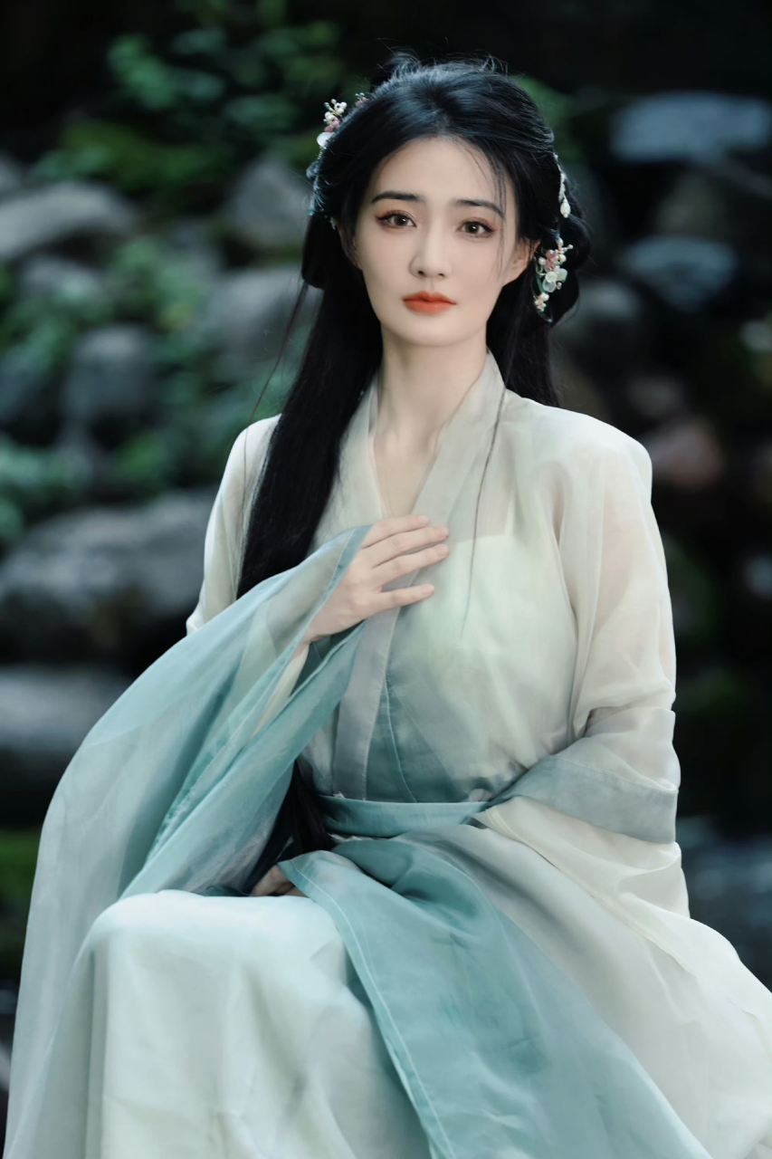 徐璐古韵国风造型# 徐璐古韵国风妆容,璐璐和古装适配度也好高呀