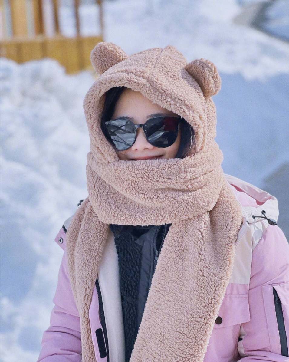 谭松韵穿着棉袄过冬天,雪地拍照别具风味
