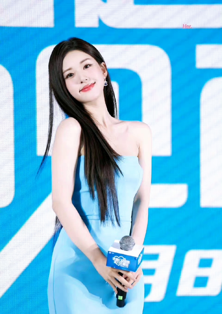 赵露思广州粉丝见面会,这一席浅蓝色长裙真是美翻了,粉丝们尖叫声走起