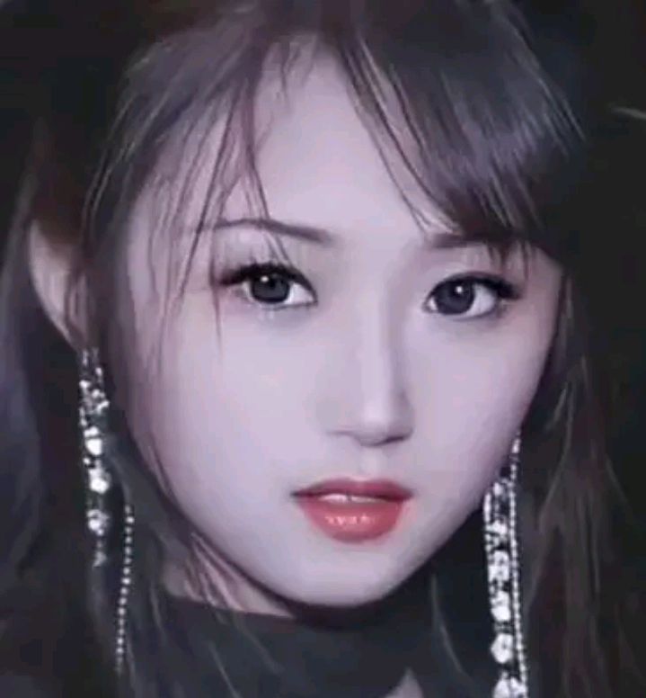 眼睛会放电的女生