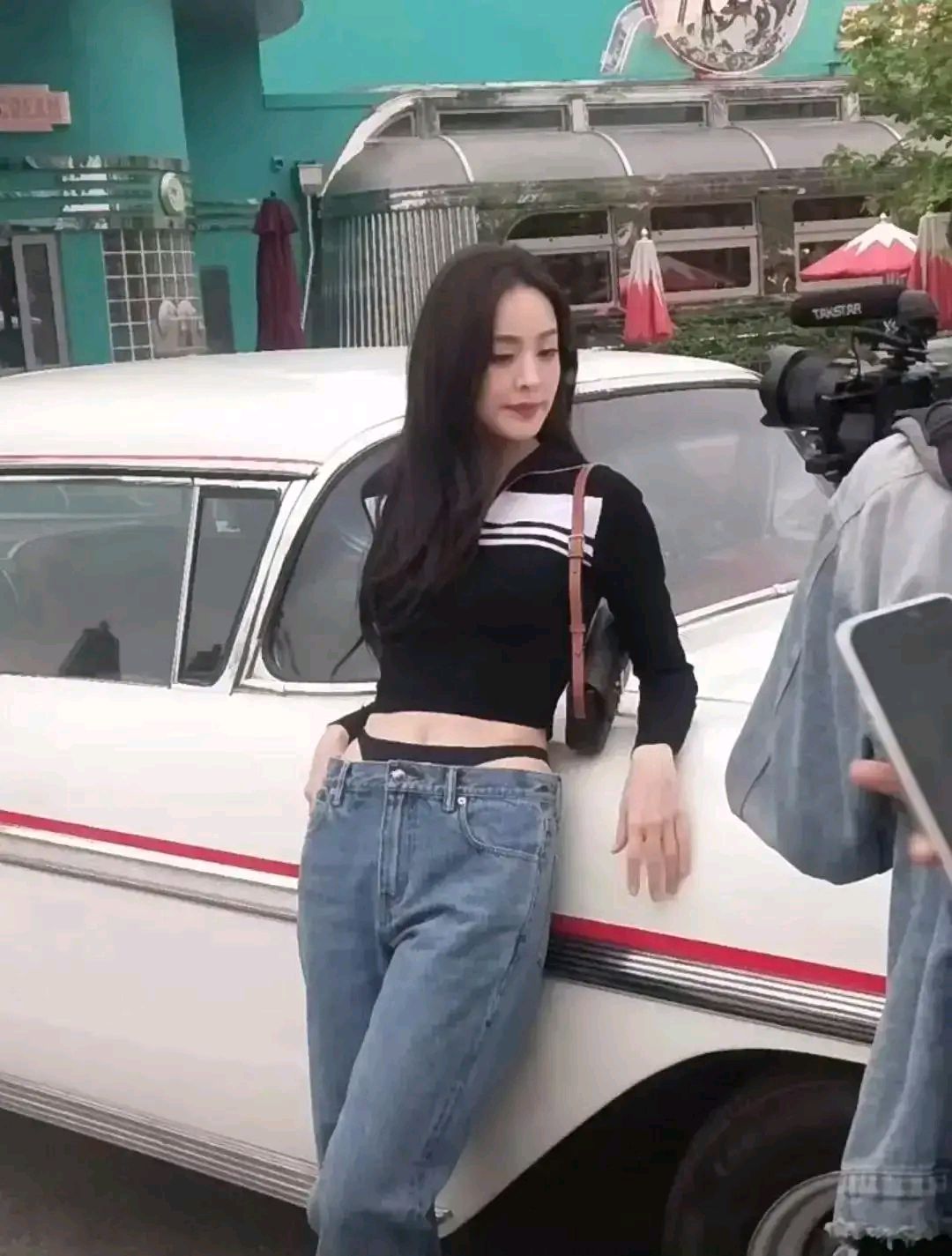 女星古力娜扎穿比基尼裤腰牛仔裤被骂:伤风败俗