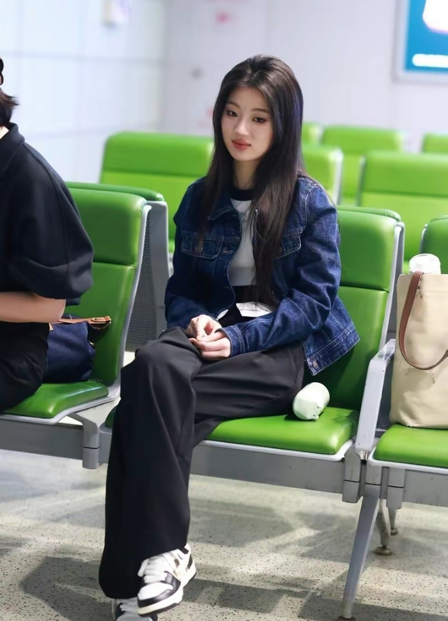 单依纯机场:长发披肩青春靓丽  2023年4月17日,上海,单依纯机场出发.