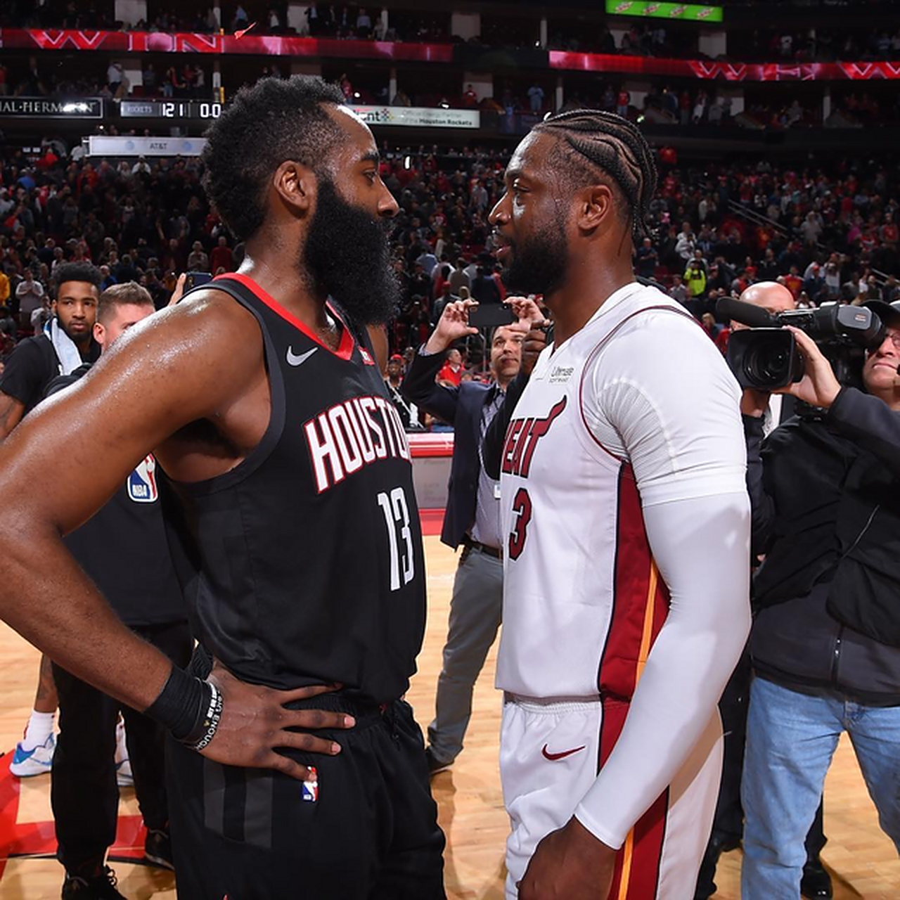 韦德与哈登(数据和荣誉大pk):  得分:23165vs分24693分;  篮板:4933板