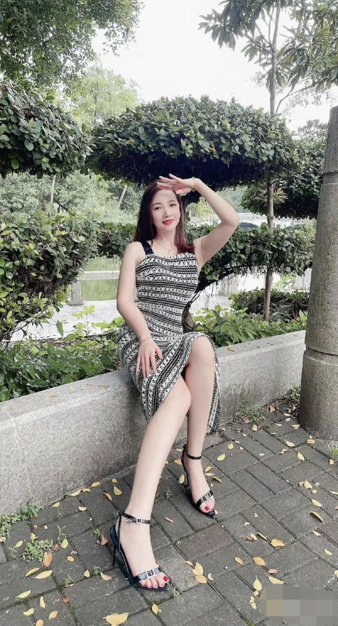 公园偶遇性感漂亮美熟阿姨