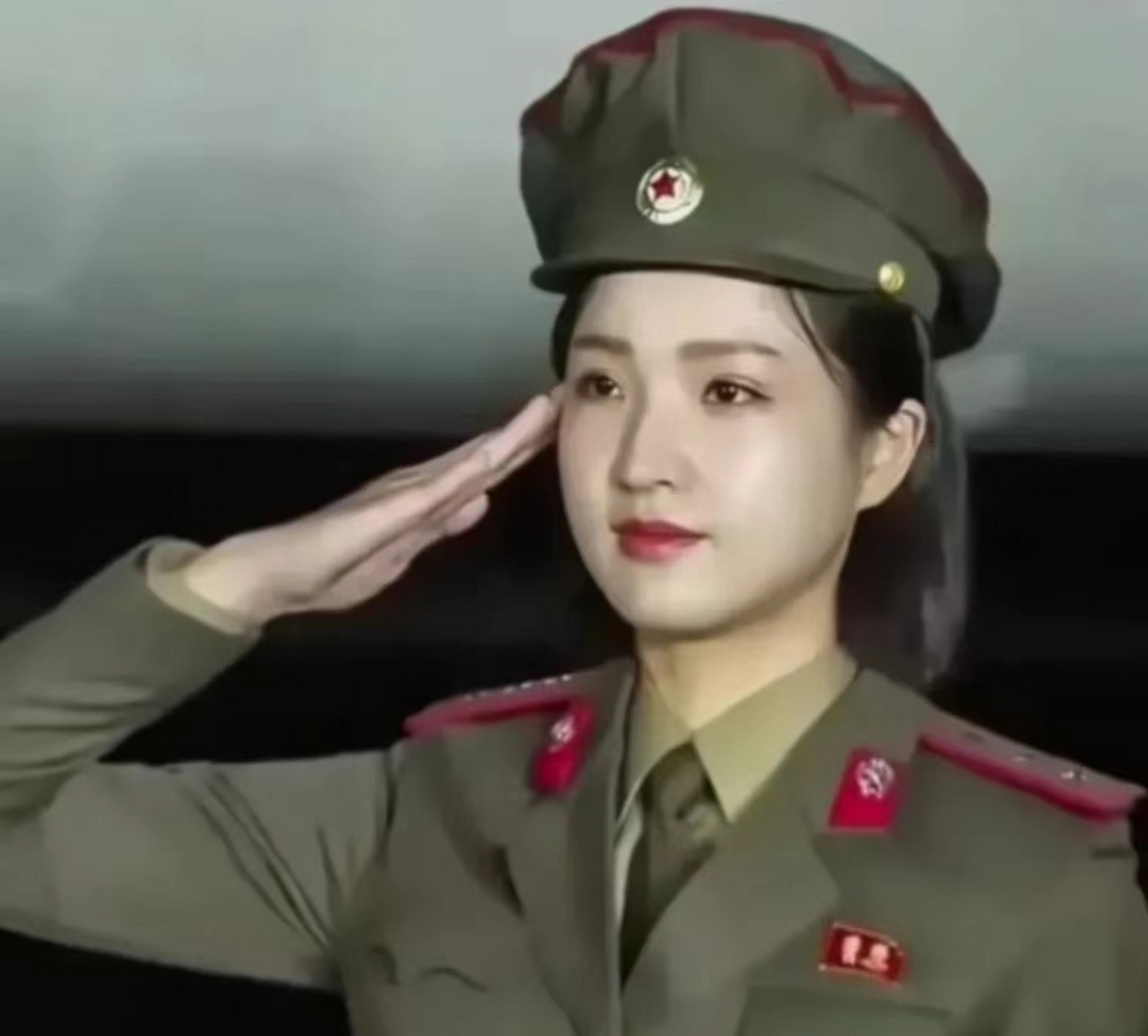 镜头下的她身着军装,五官精致,目光炯炯有神.