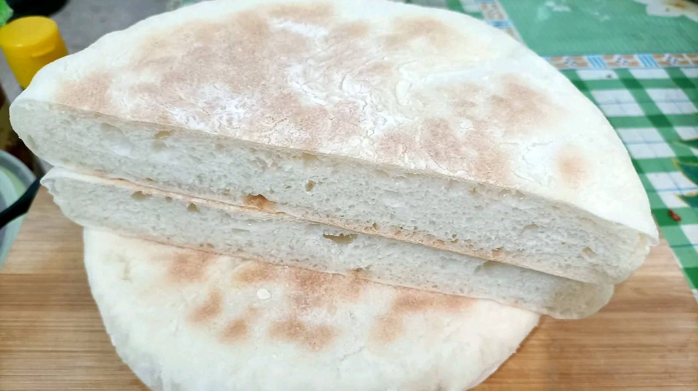 穿城大饼,比人脸还大,两块钱一个,松软可口,还是小时候的味道.