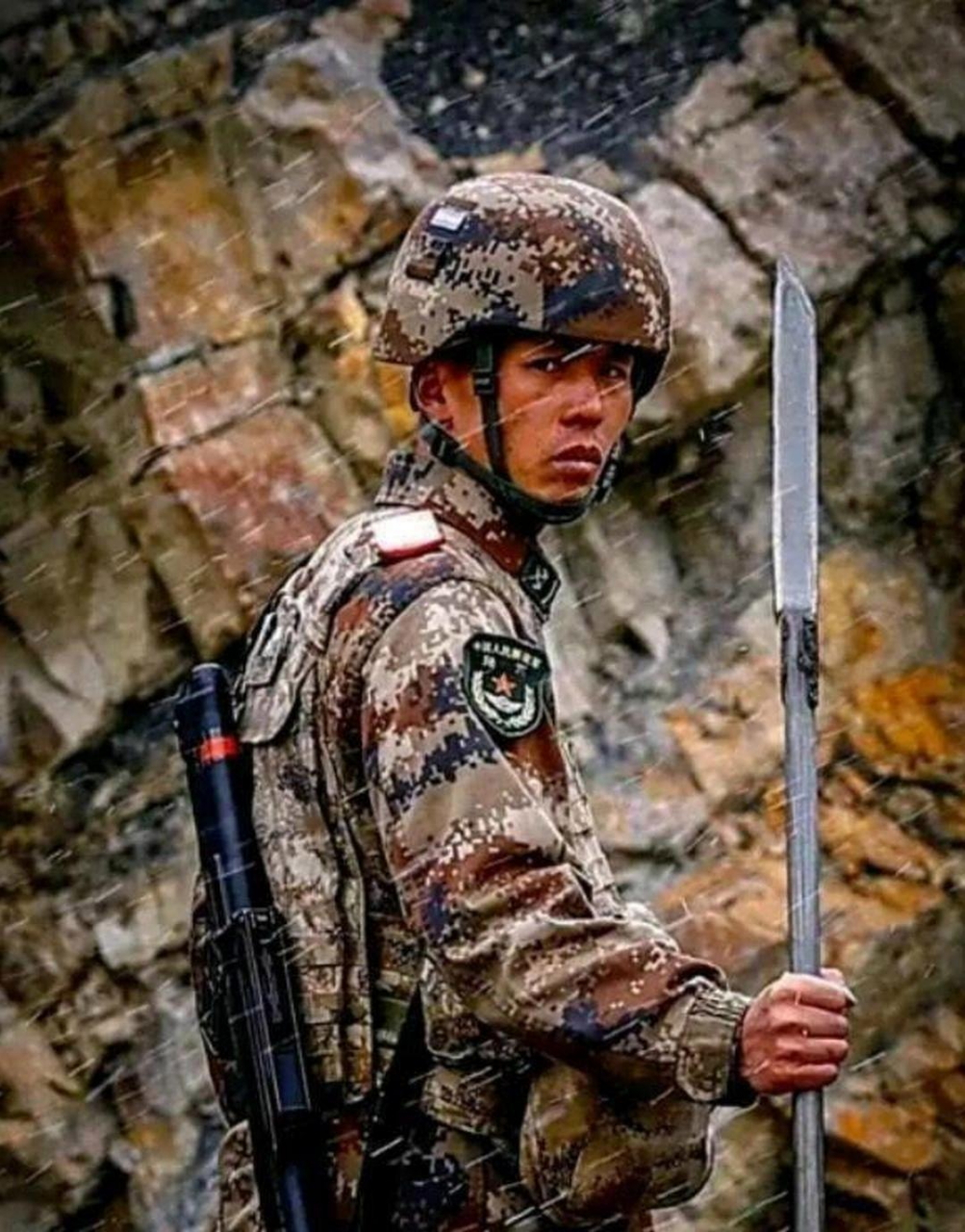 雨雪中戍卫边境的中国军人,手握长刀,眼神坚毅且犀利.