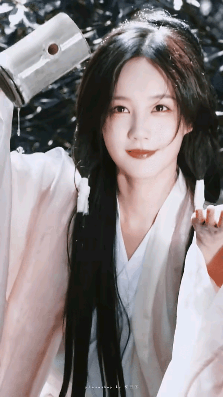 8月19日上午,女明星李一桐她穿上温柔的魏晋汉服,被她摘下面纱时的