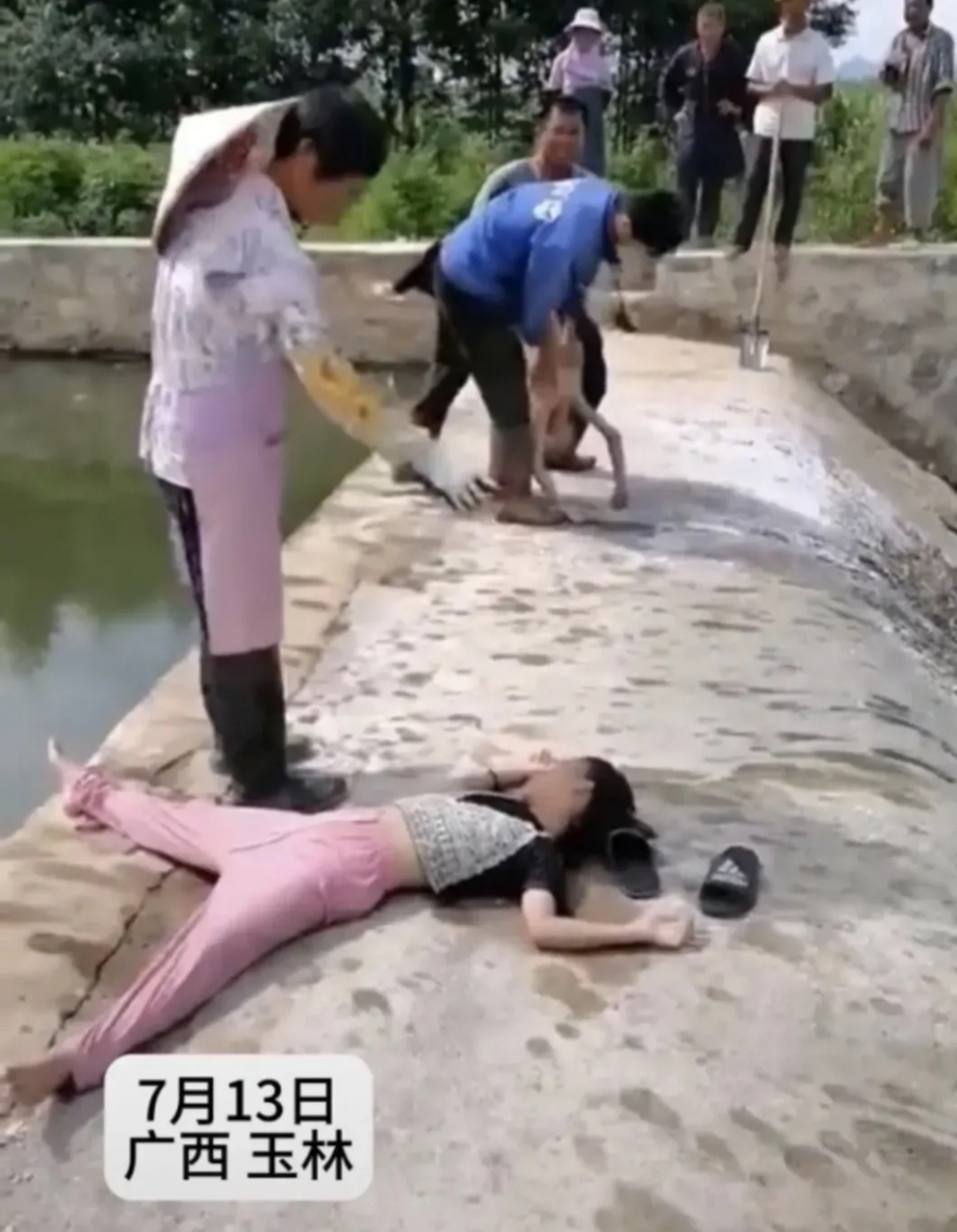 一家两个孩子姐弟俩都溺水了,幸亏有路过的好心村民及时发现,将两个