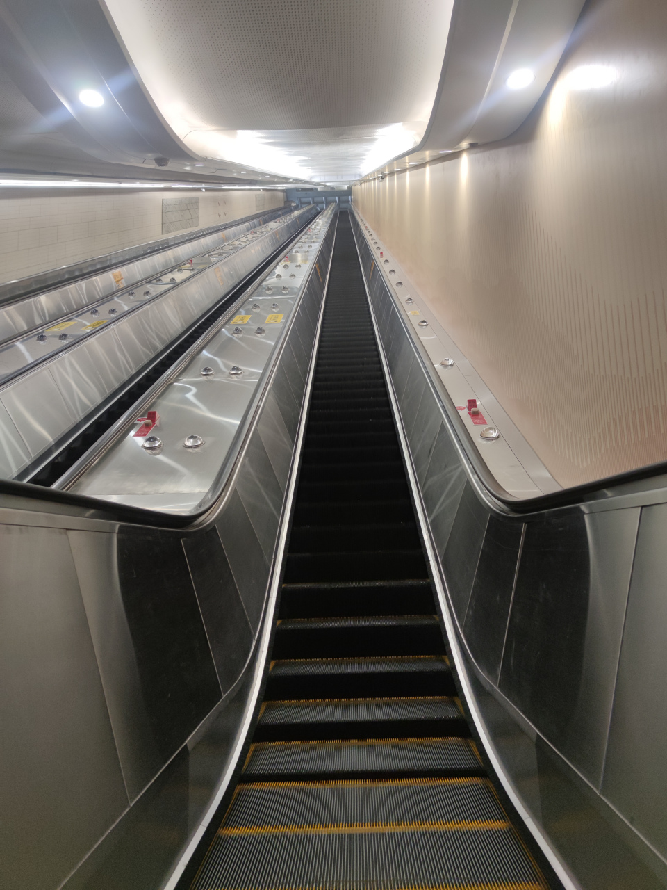 八达岭长城一日游,地下一百多米的高铁站,山上绵延的长城和汹涌的人流