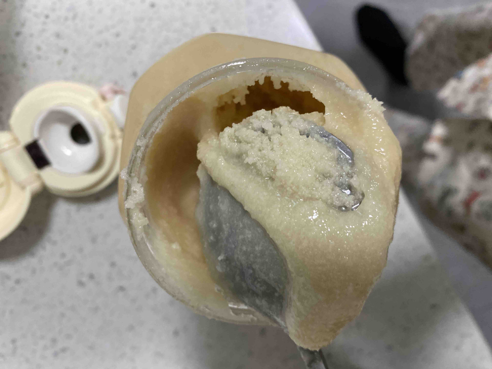 蜂蜜变质怎么看(蜂蜜怎样知道变质了?)