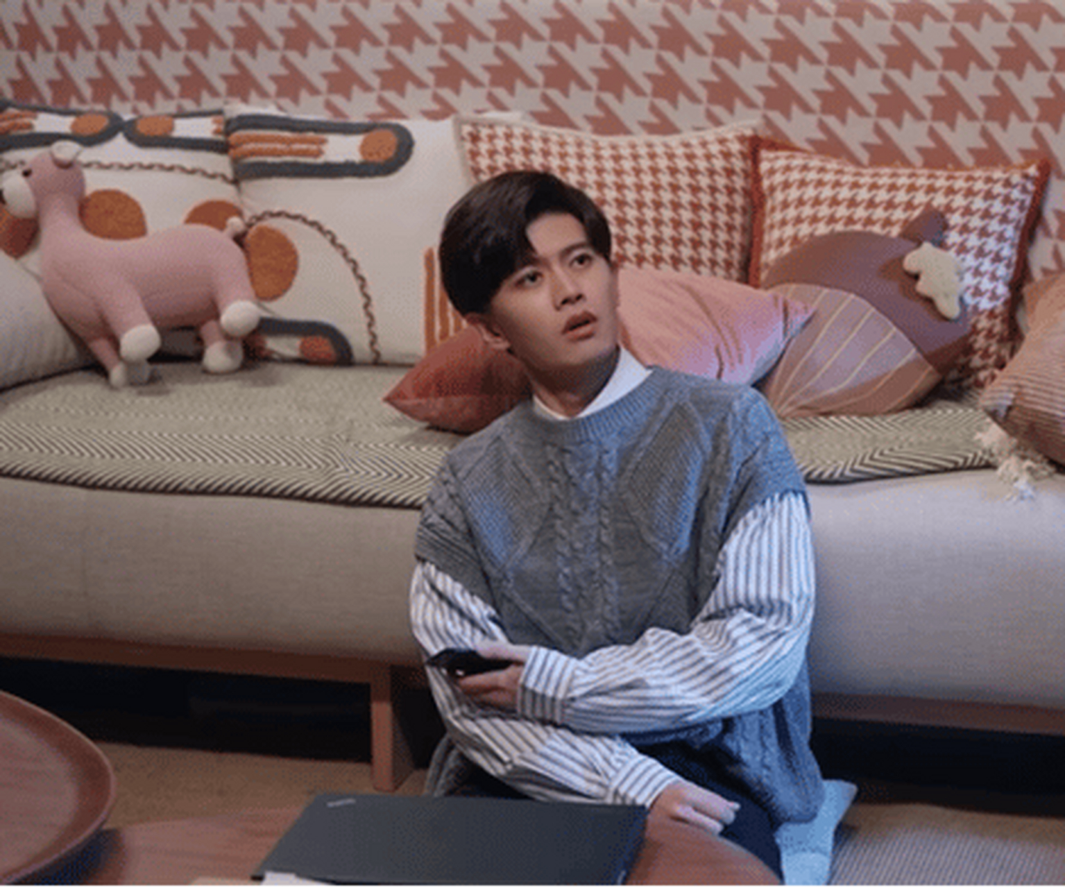 任嘉伦在现代剧里的表演 真的是让人万分汗颜的程度 每一处细节的细腻