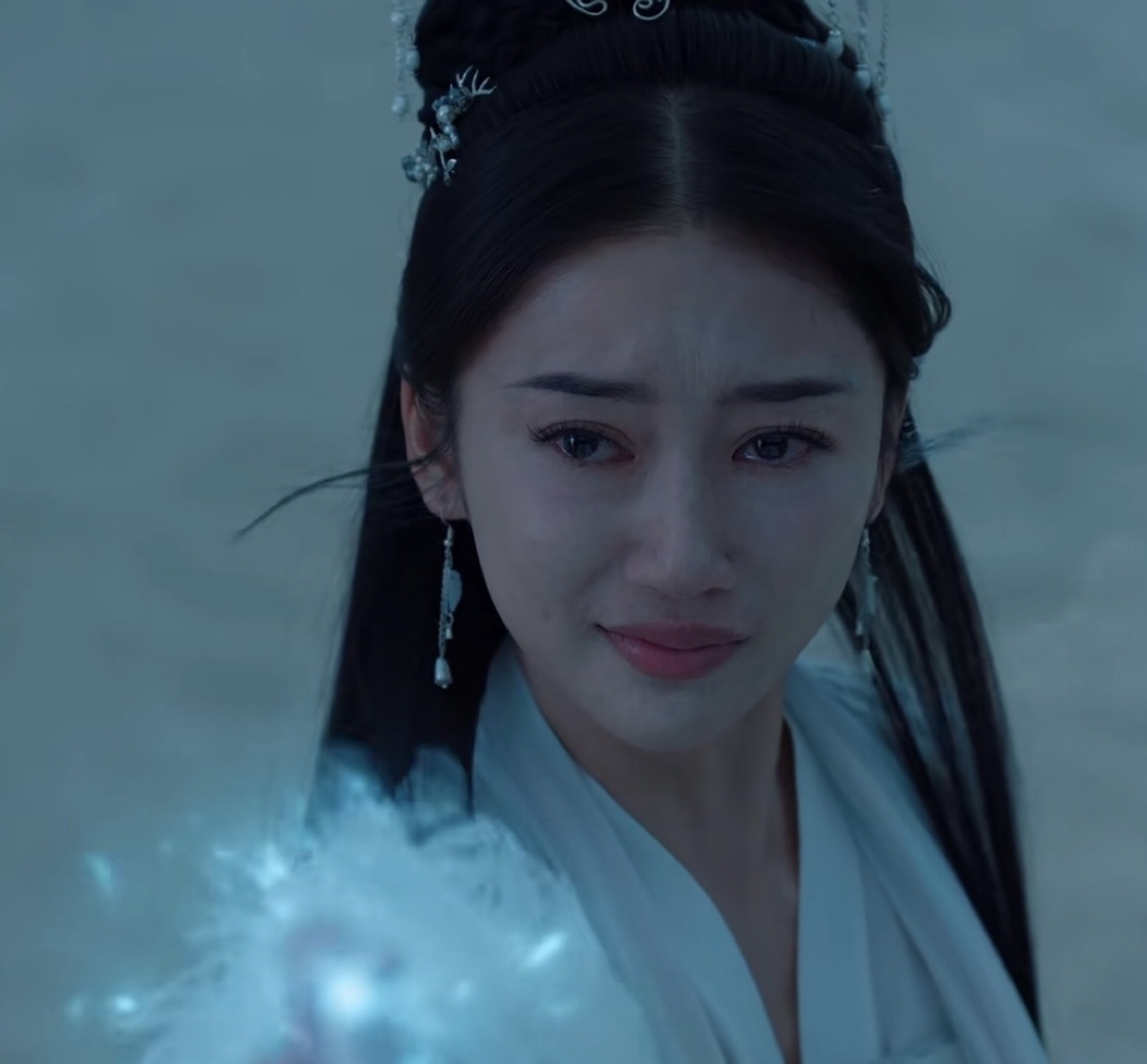 护心看懂雁回被吸入青丘国主夫人雪凛罗盘中,就知道她身份不简单