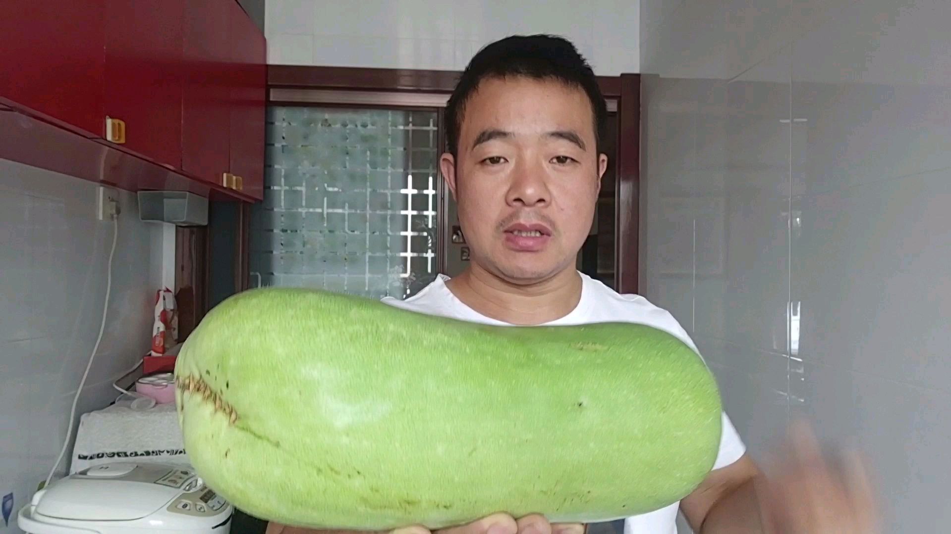 老妈送来个大冬瓜,良好做冬瓜排骨汤,又嫩又滑,汤泡饭,太爽了