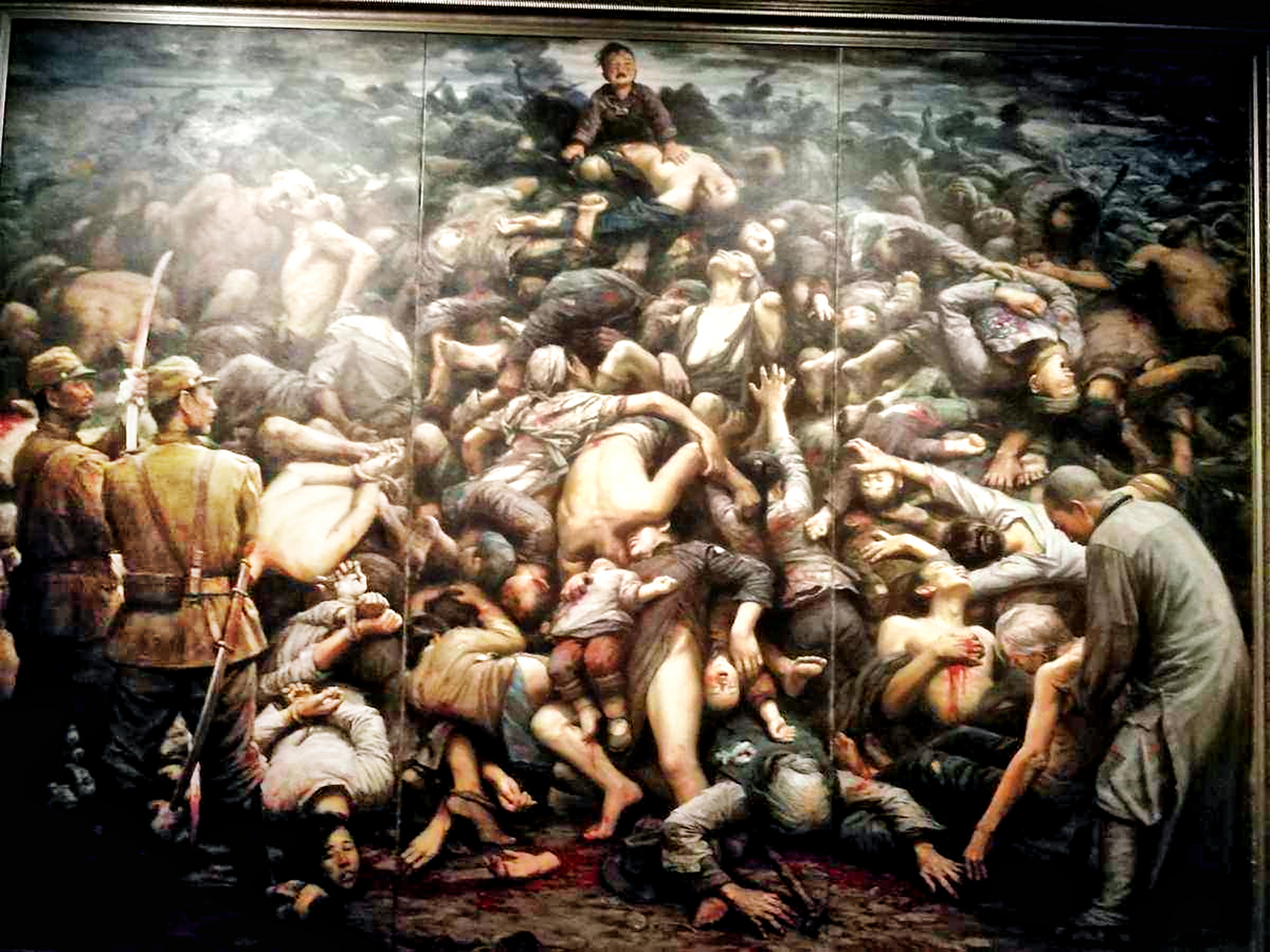 香港一小学组织学生们观看"南京大屠杀纪录片",因学生们被"吓哭",遭