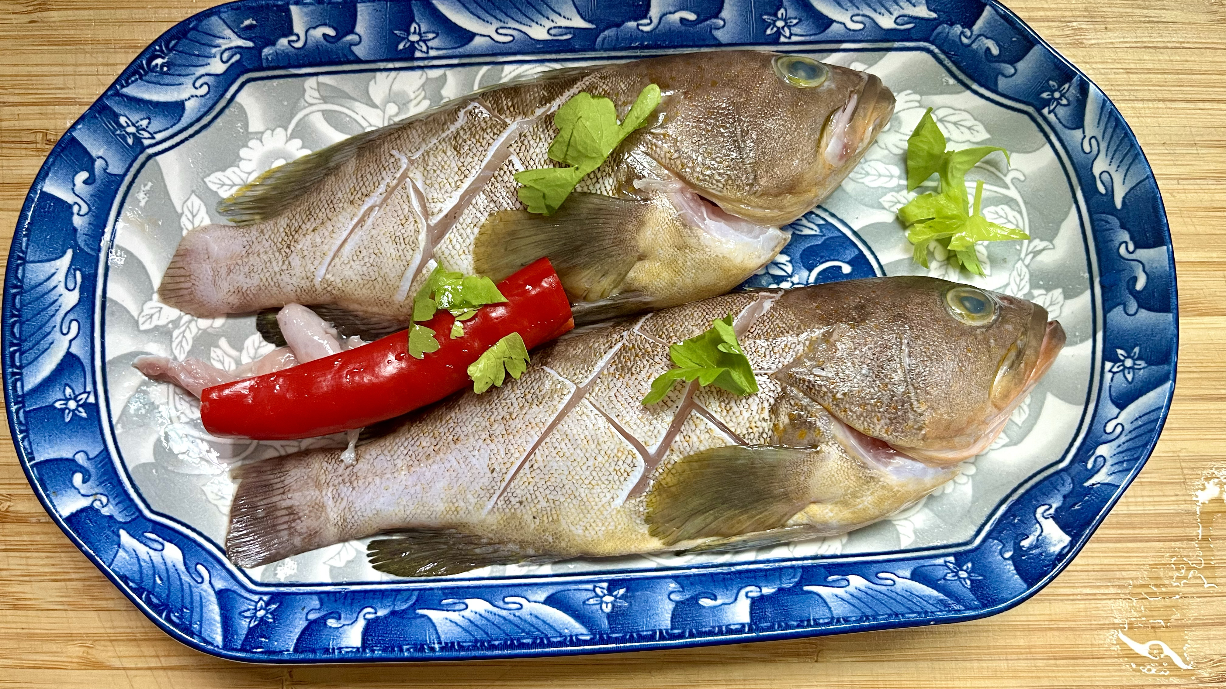 朋友送2条冷冻红斑鱼，大厨用这个做法，肉质鲜嫩细腻又好吃