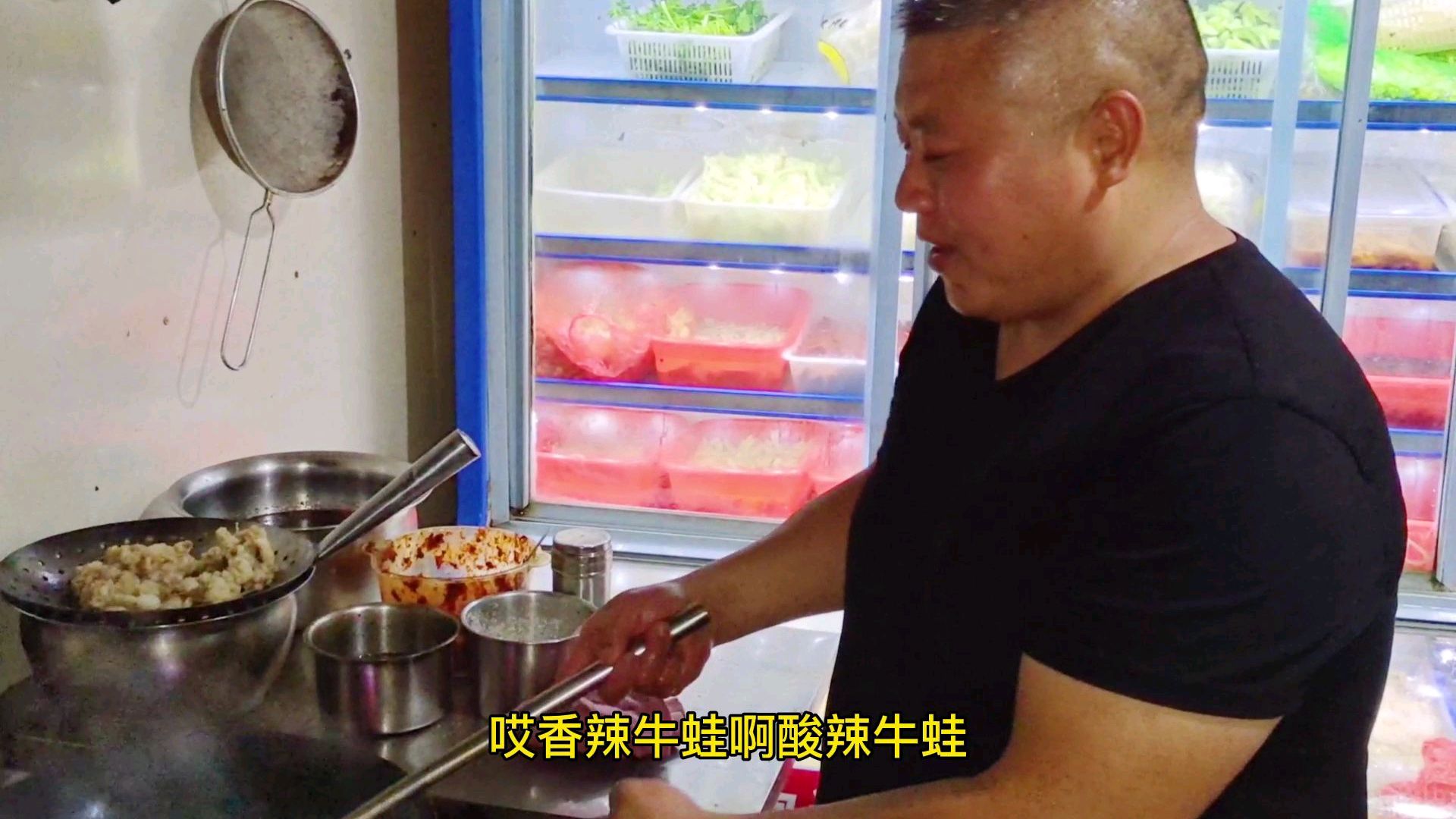 实拍大厨现场制作炭烤香辣牛蛙,肉嫩又好吃!配方给2万都不卖