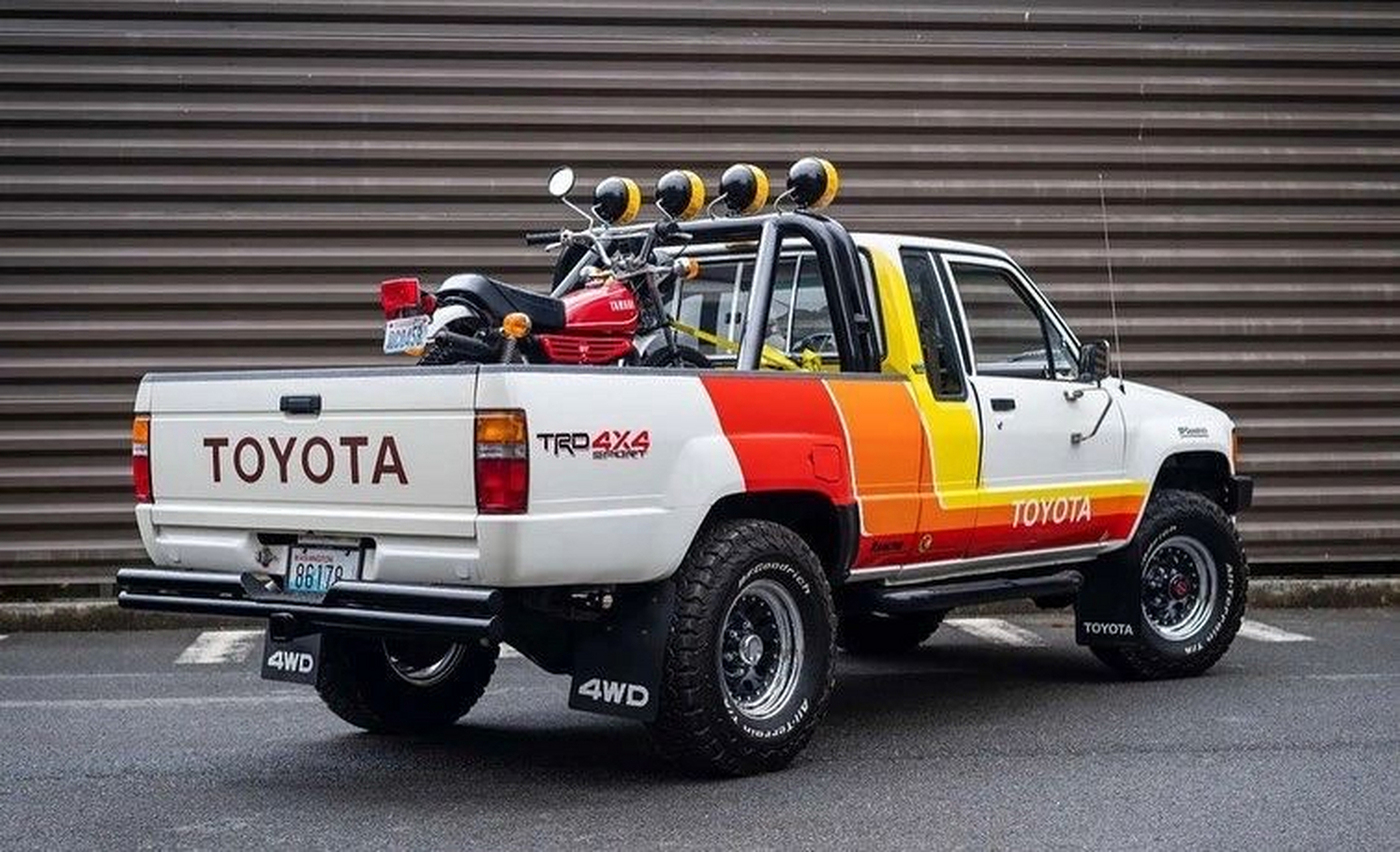丰田海拉克斯hilux 1985,第一代海拉克斯单排皮卡,上面还附赠一辆1978