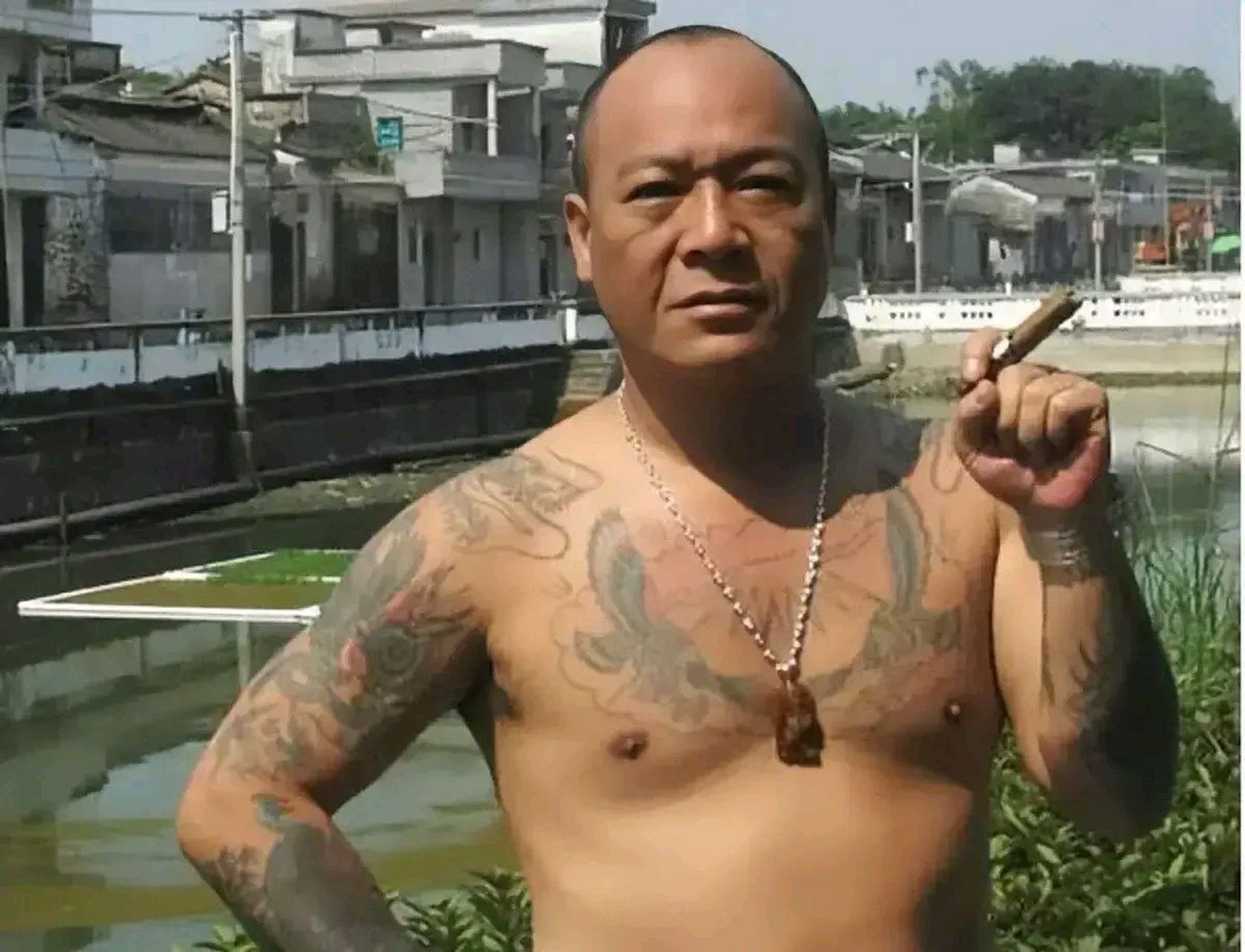 2015年,古惑仔"大b哥"吴志雄在杭州一个酒吧"走穴"捞金时,台下一人