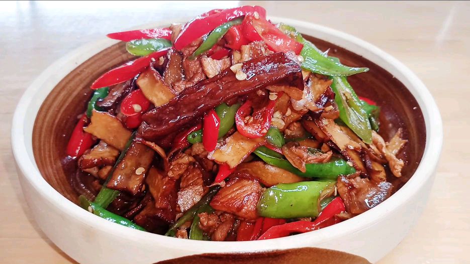 湖南卤香干炒肉!香干入口奇香、嚼劲十足!肉,油而不腻!完美!