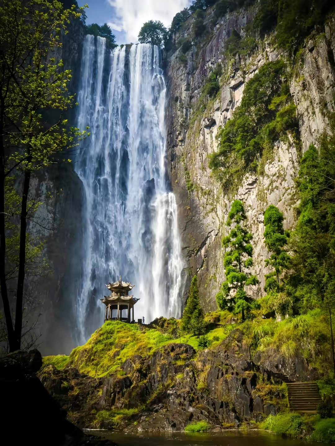 潺潺而流…瀑布是自然界历经岁月沧桑天然美景,观其景,闻其声气势如虹