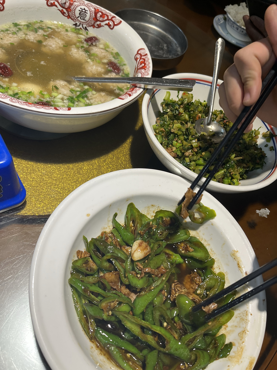 过去在太原,米饭都是一碗三元的.在湘潭吃饭