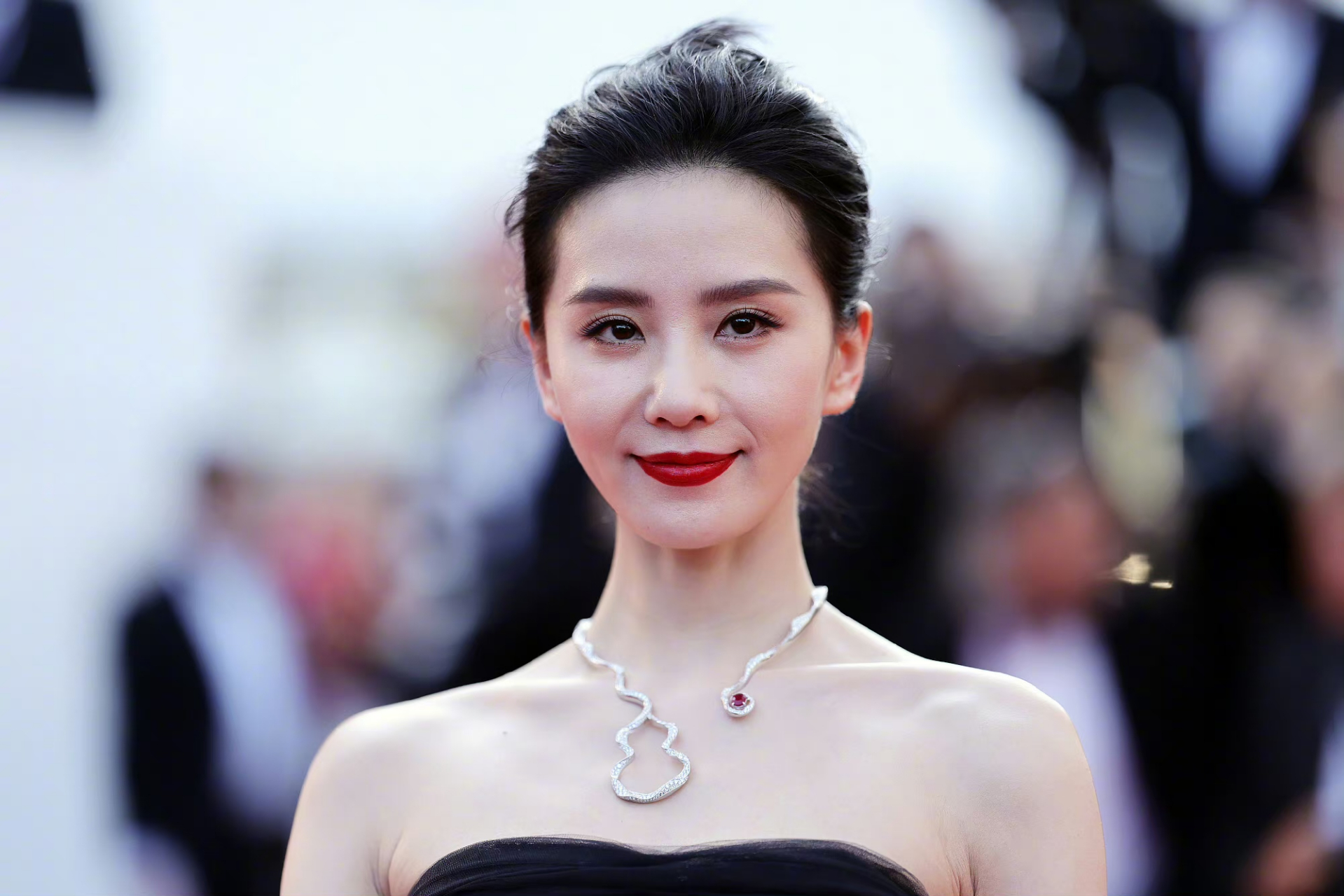 刘诗诗戛纳电影节红毯首秀,armani privé 2012 春夏高定礼服,佩戴