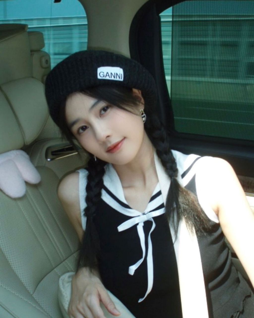 黑色口罩扮可爱. 这个淡妆很清纯啊. #明星动态# #白鹿# #明星穿铑