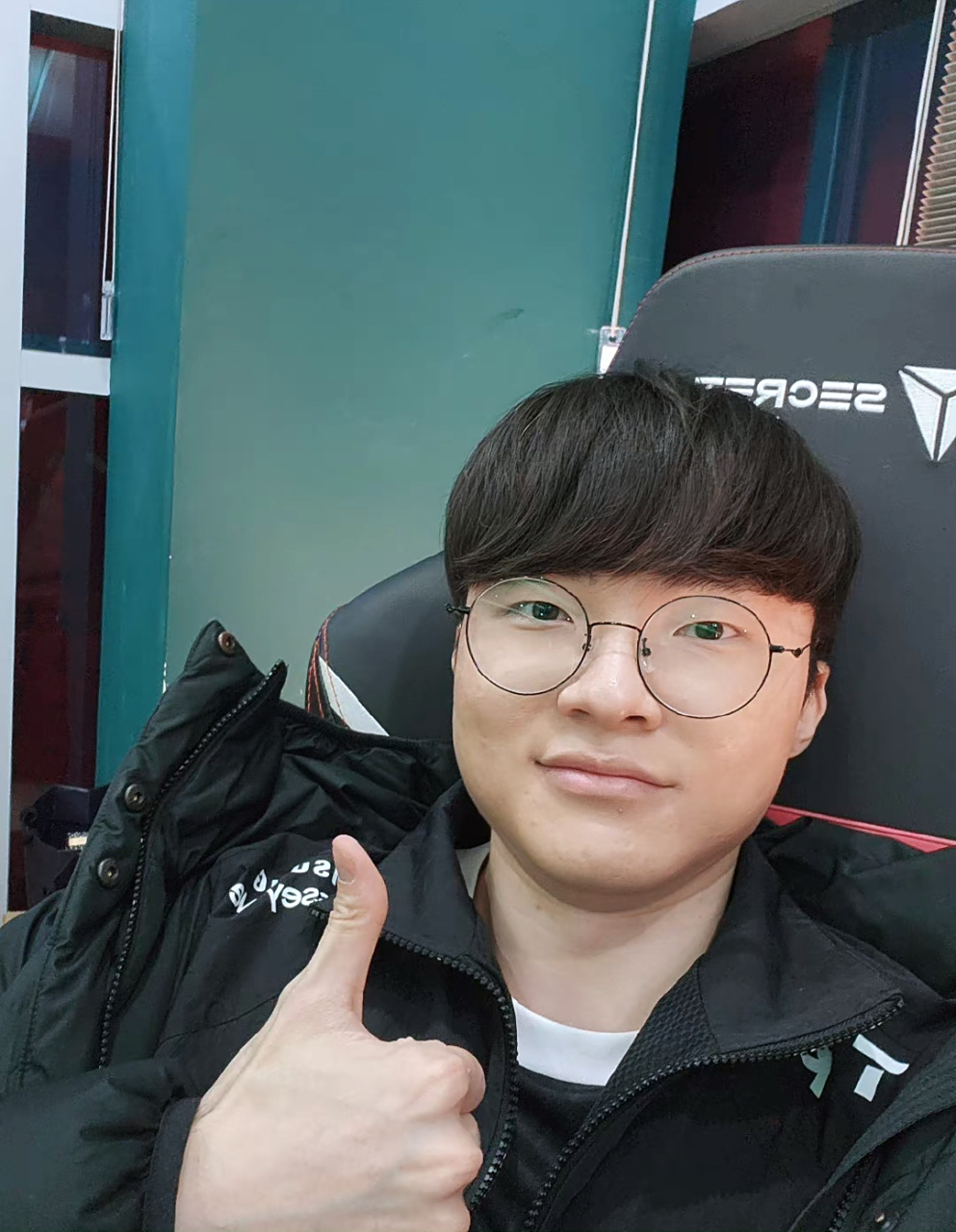 faker标志性点赞新年祝福:happy new year   t1中单选手faker分享了