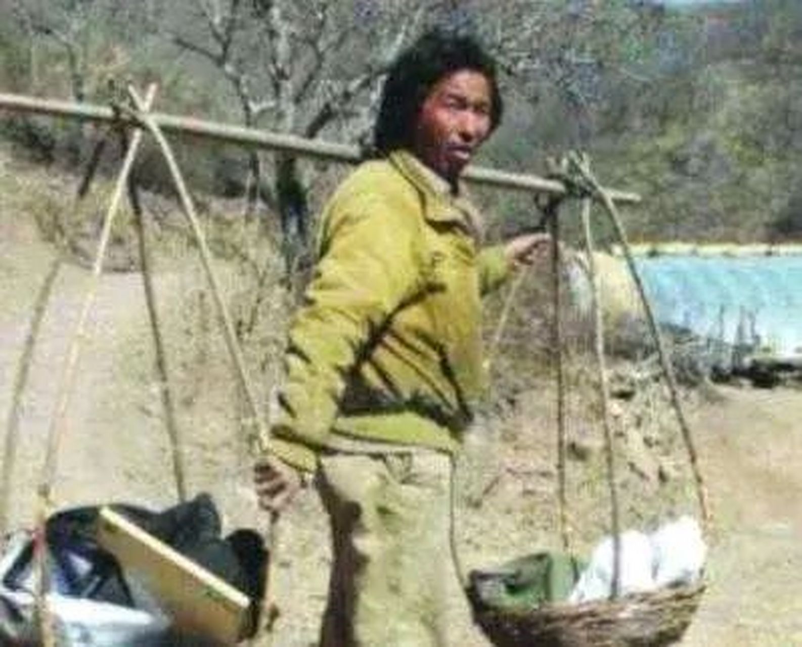 2000年,北大教授王青松毅然辞职,带着校花妻子隐居山野,11年花光350万