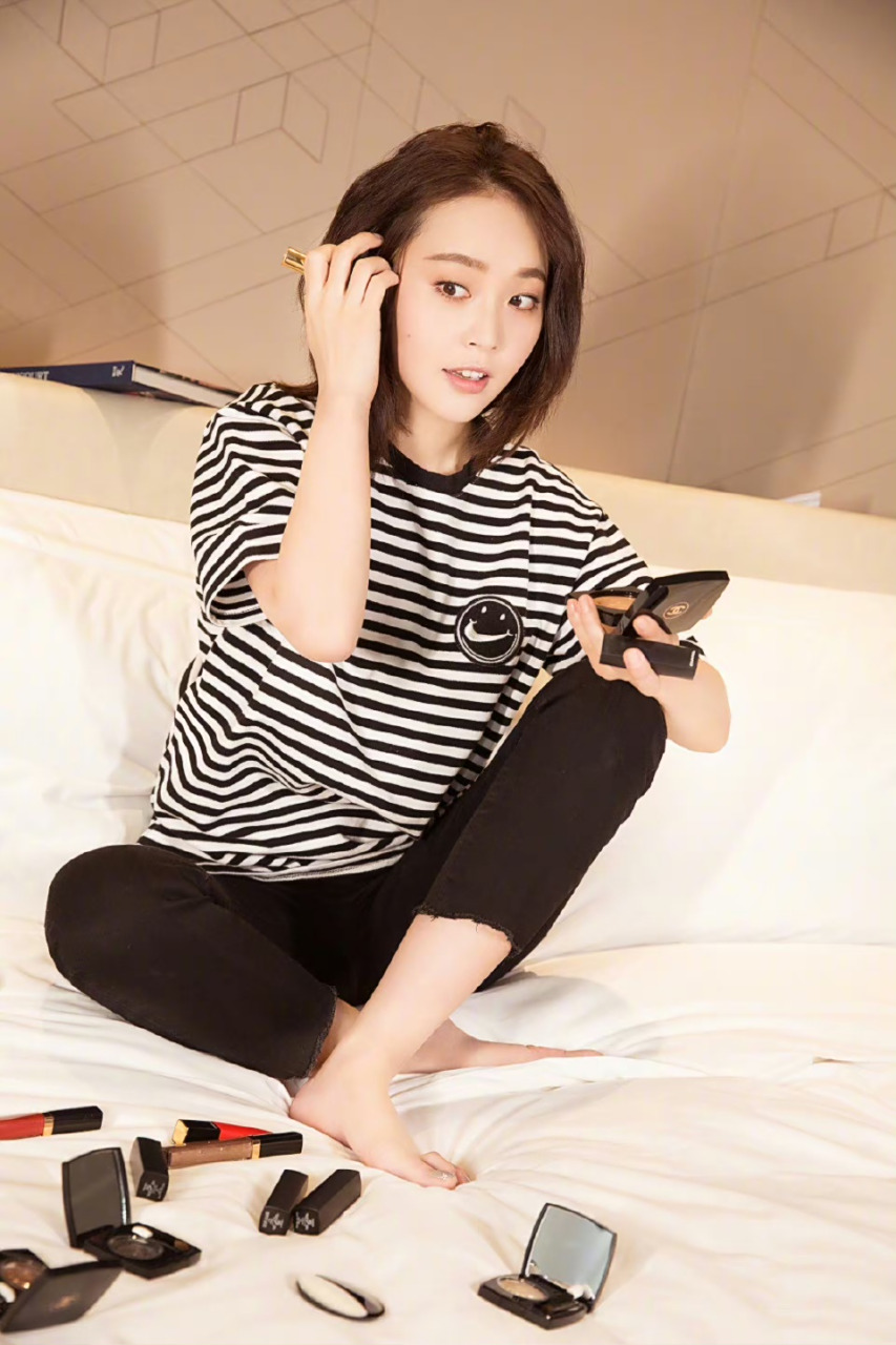 张佳宁  光脚丫