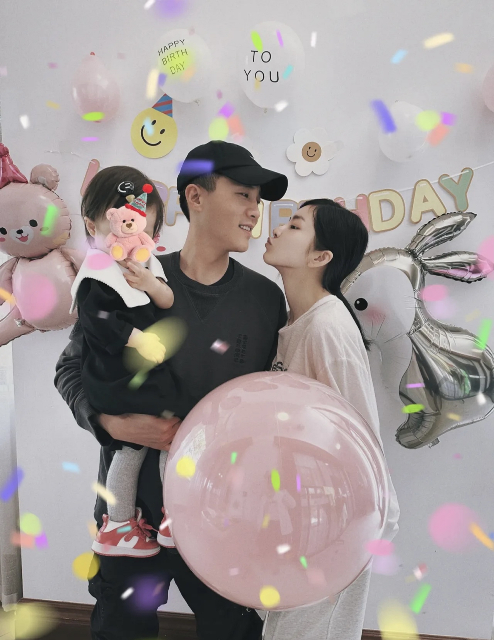 杜淳老婆王灿晒合照为女儿庆祝2周岁生日,一家人同框的画面好温馨啊!