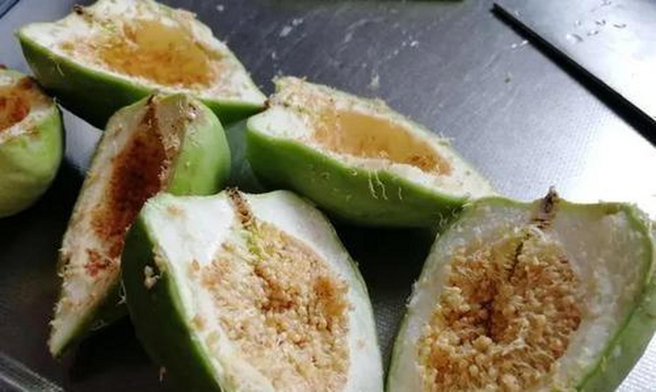 首先用刀切开,把里面的籽全部挖出来,然后把籽拿到太阳下晒几个小时