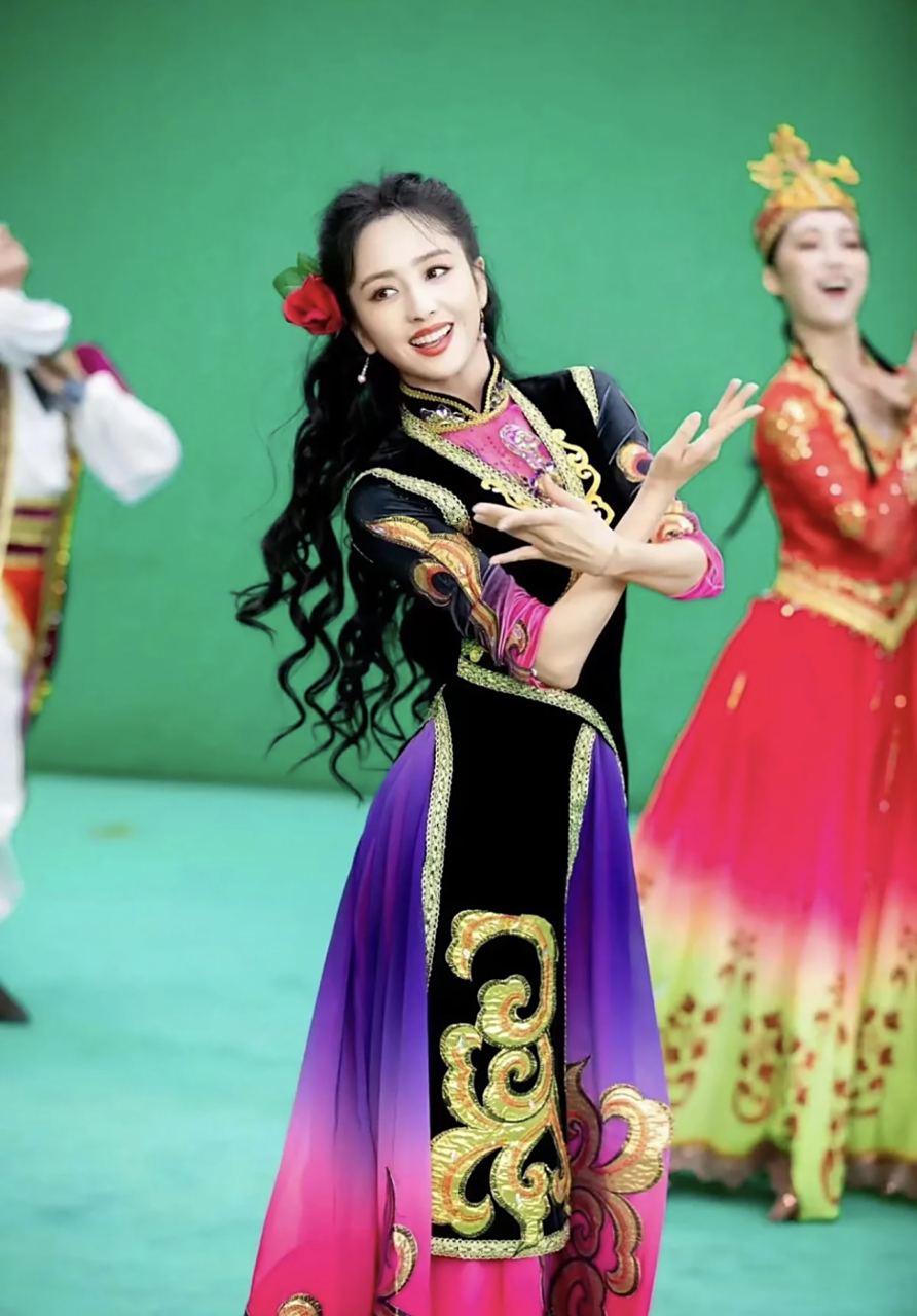 佟丽娅不愧是最火的新疆女演员,这舞姿这眼神,妥妥的货真价实的女神啊