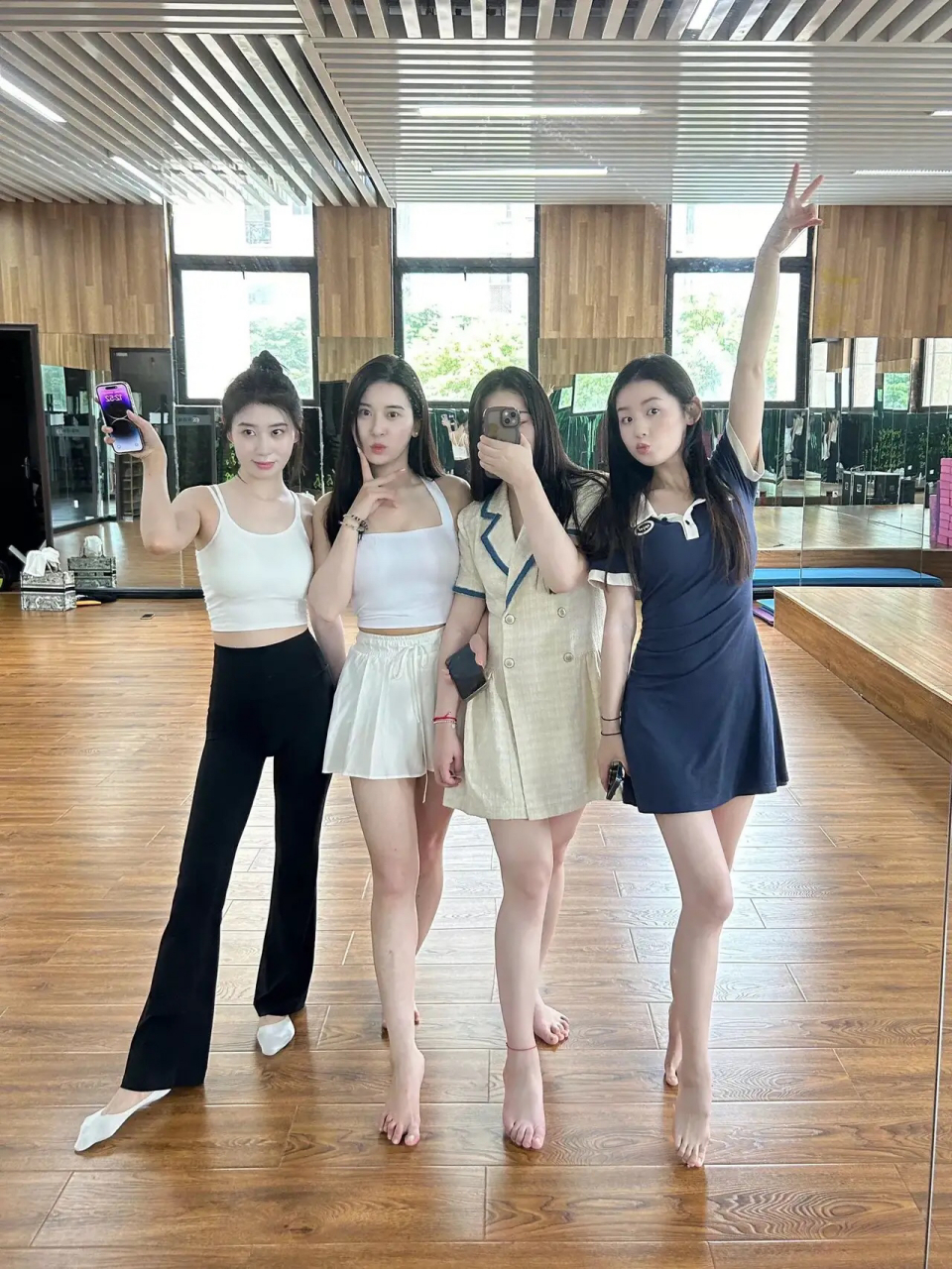 四个女人一台戏,有三个没结婚,看得出是哪三个吗