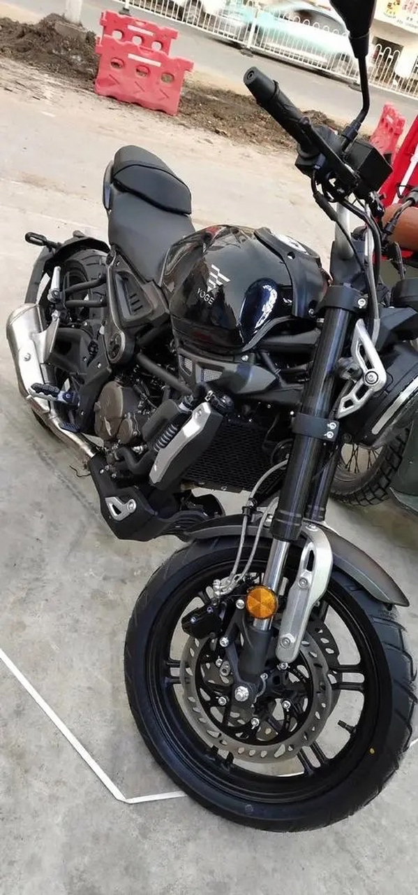 无极300是一款由中国摩托车制造商铃木公司生产的中型摩托车.