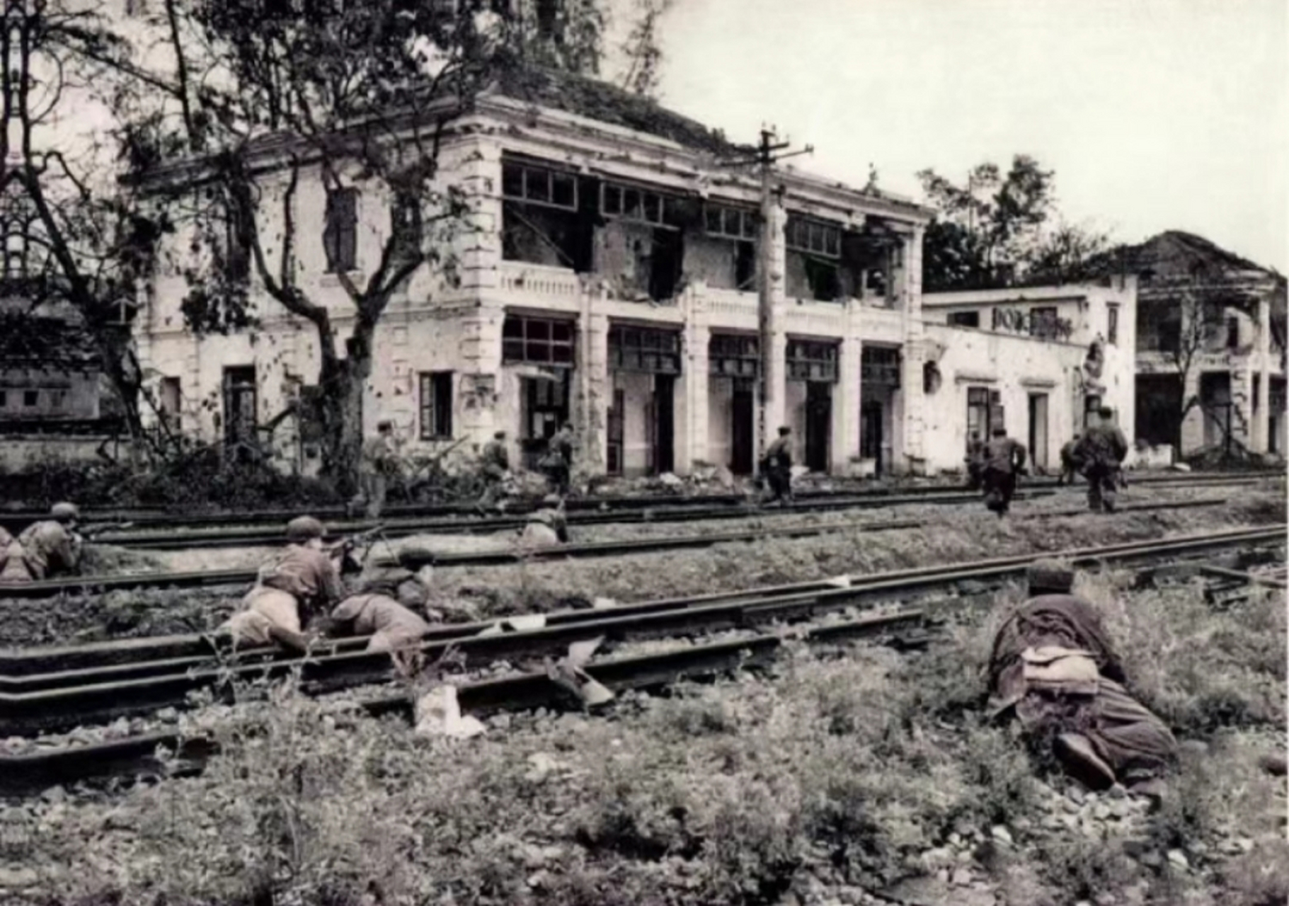 对越自卫反击战,1979年,解放军战士们攻打同登火车站.