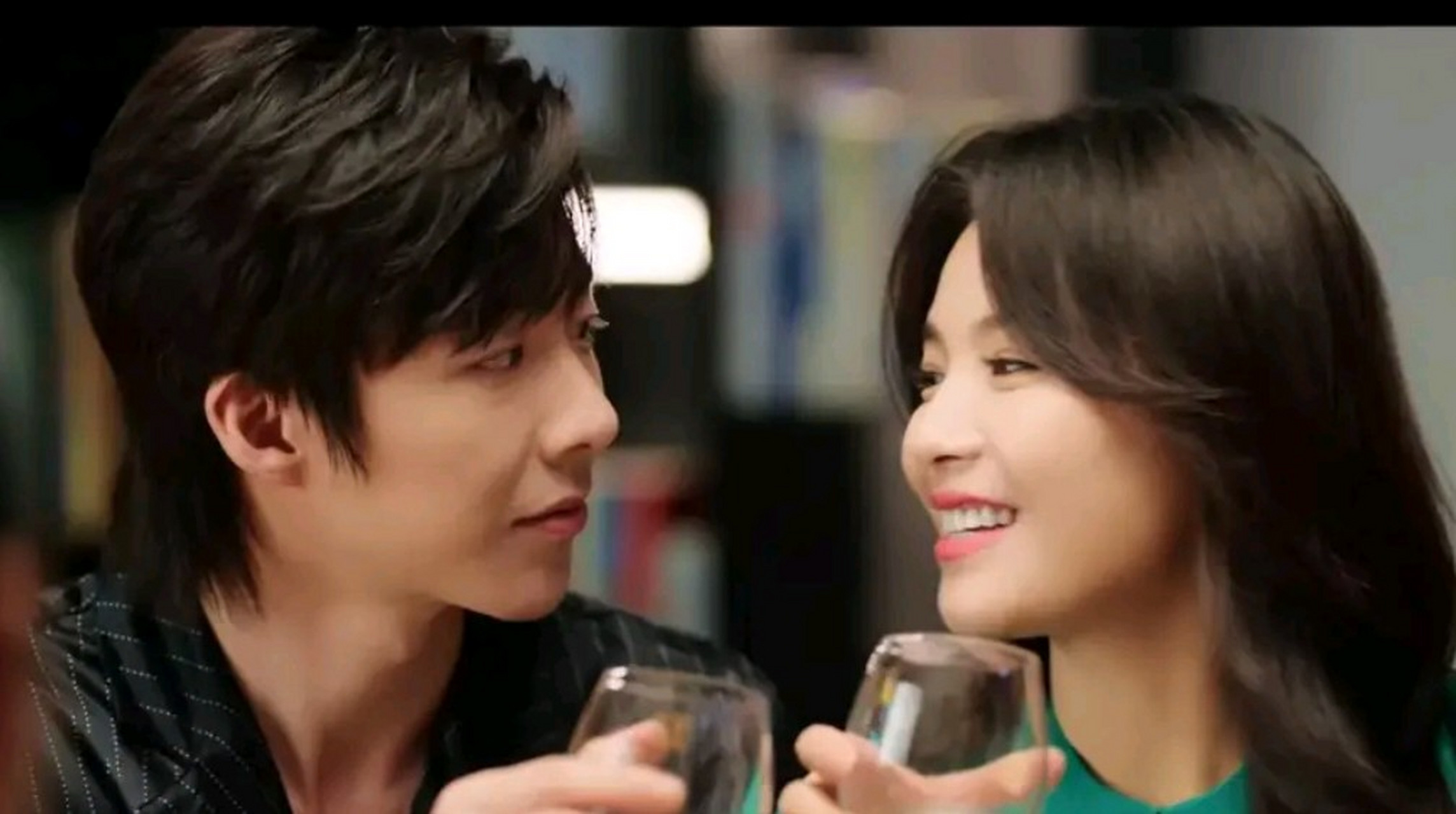 《做自己的光》,刘涛饰演的何欢的丈夫欧凯歌突然回家了,还给何欢准备