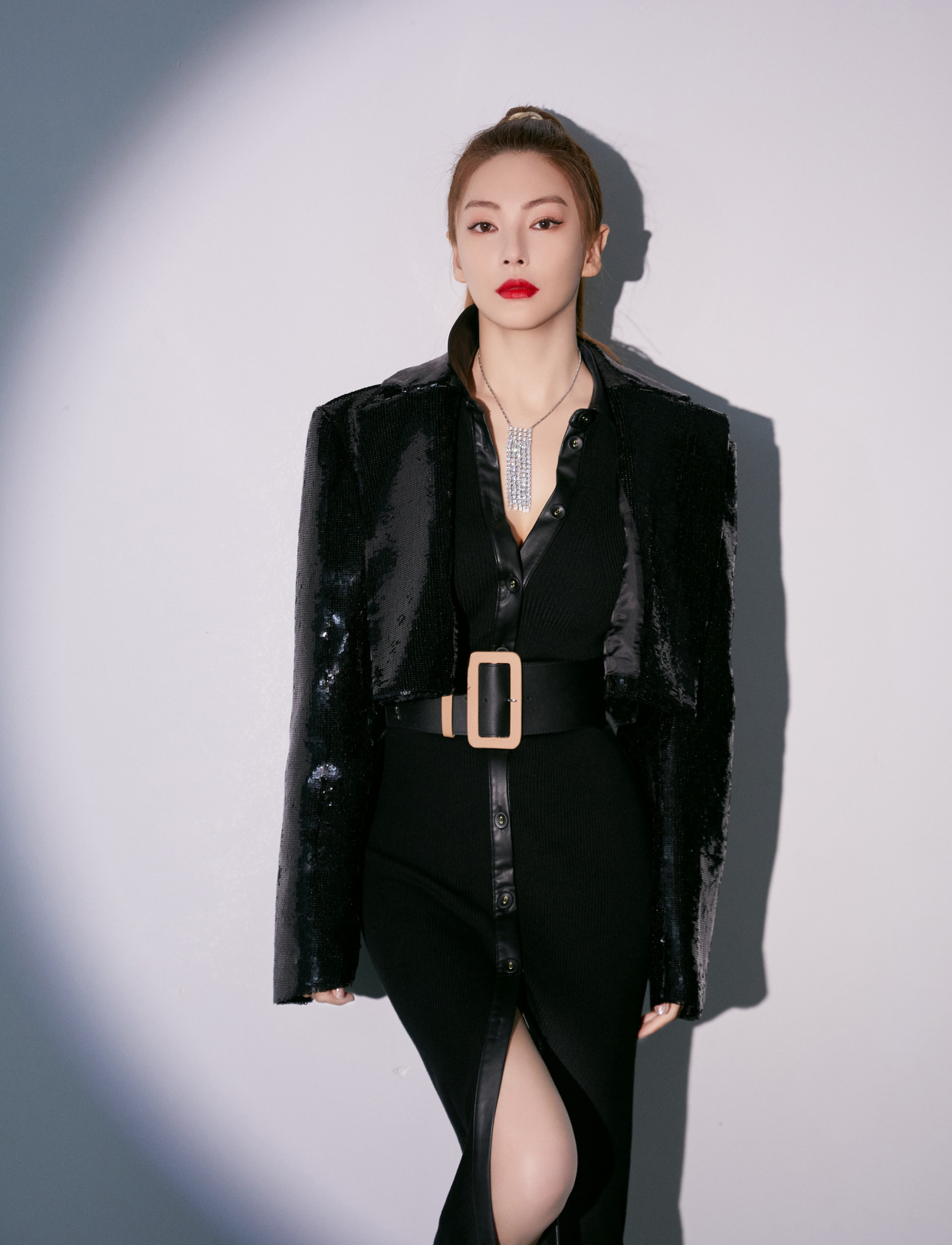 张雨绮黑色套装写真,气场强大!