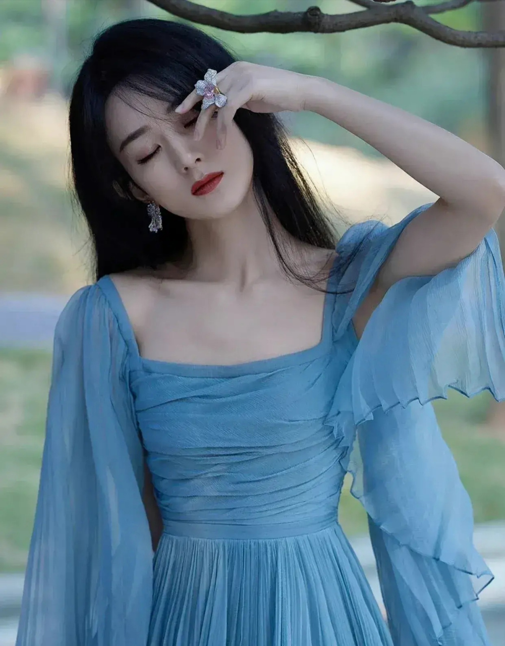 丝绸开领长裙风情雅苑惊艳妩媚动人婉容风采魅力女人味十足姐姐赵丽颖