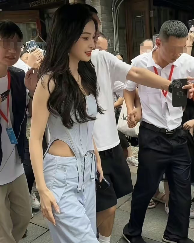 杨颖今日温州生图,肚子上有赘肉怎么还穿露腰装啊