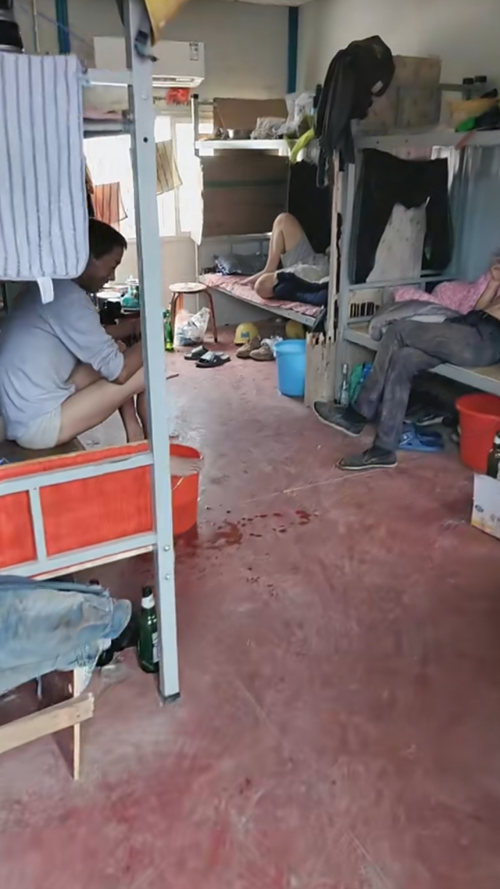 女子在工地上班,一间宿舍只有她一个女生,每晚都会惊醒很多次!