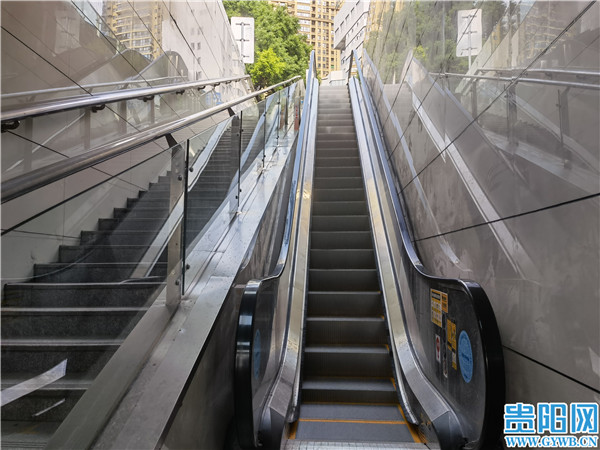 黔灵山公园门口地下人行通道自动扶梯全部更新投用