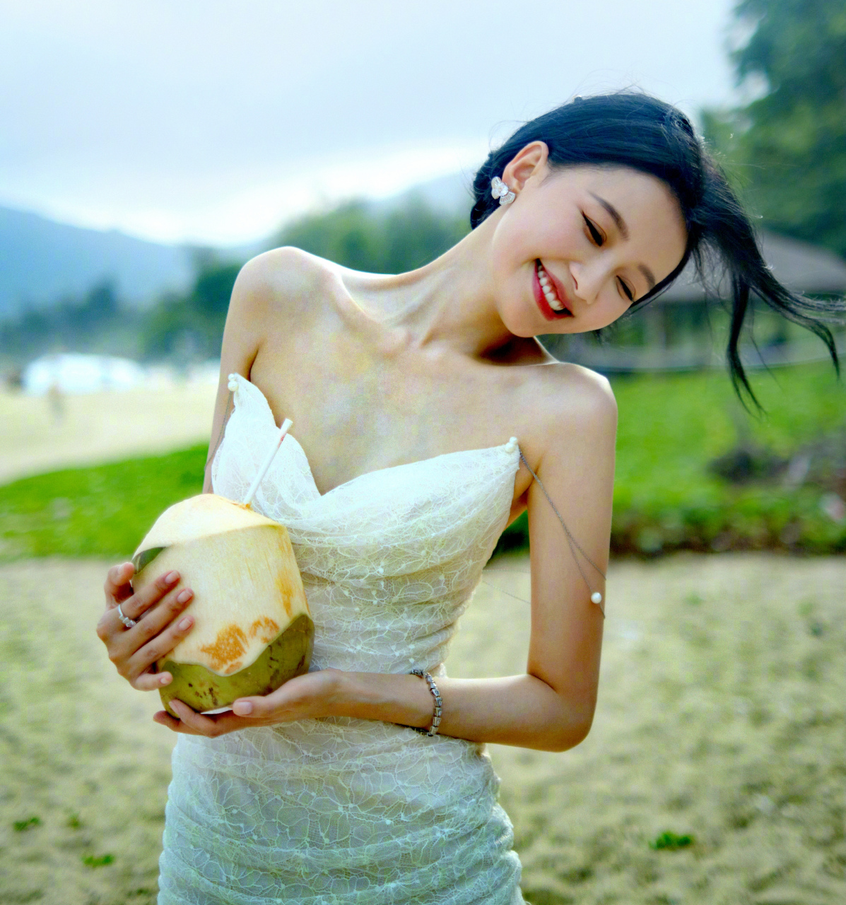 孙怡,在海边,身穿白色抹胸裙 #孙怡# #孙怡抹胸白裙海边随拍