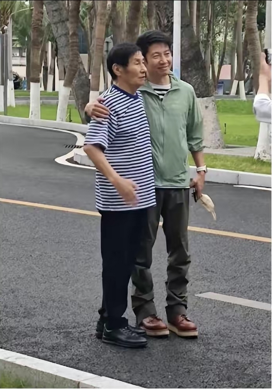 撒贝宁陪父亲回老家湛江,父子情深俩紧搂合影拍照[鲜花][鲜花]
