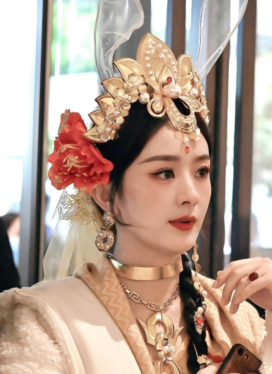 这应该是赵丽颖最美的照片了,玉兔公主造型奢华大气,异域风情十足.