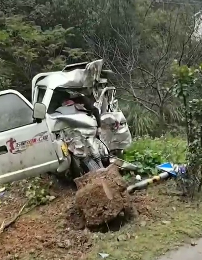 突发!平江瓮江发生一起车祸,致一人死亡