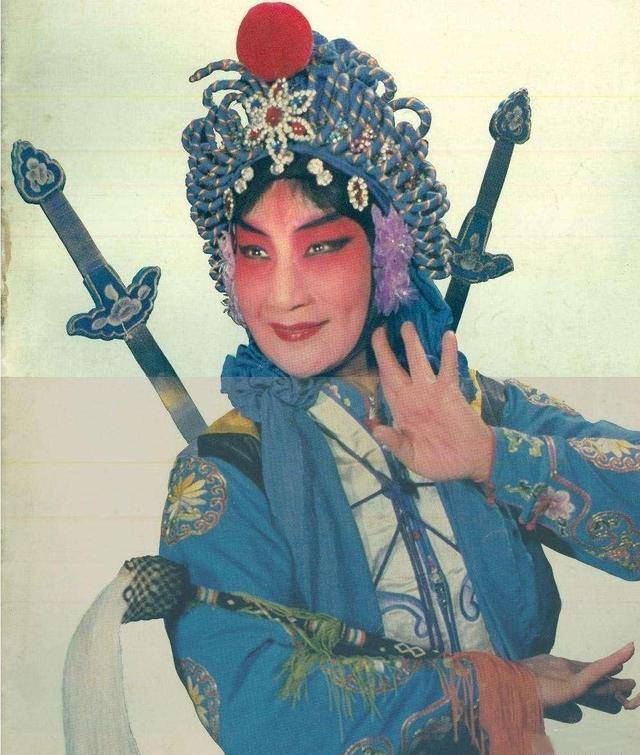京剧演员李佩红直言当初艺术节给歌星出场费是五万,给师父才三百