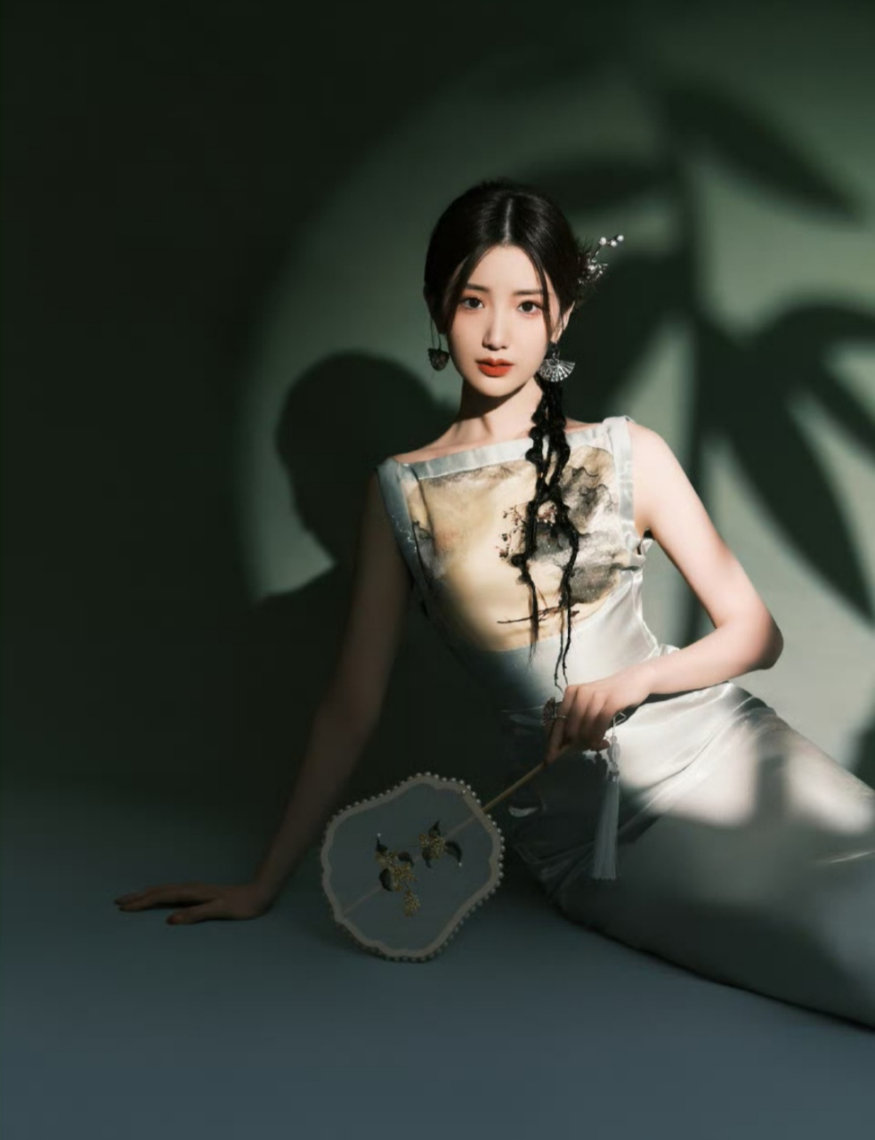 甜美女神#毛晓彤# 一袭水墨色露背古风旗袍,精致白皙的容颜,窈窕曼妙